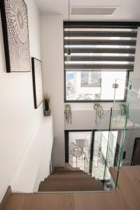 SIGMA Luxury Apartments & Suites في سلانيك: درج في منزل مع نافذة