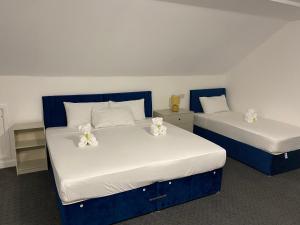 Una cama o camas en una habitación de Abbie Lodge Guest House