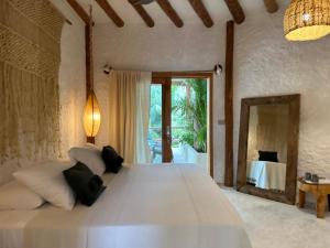 Postel nebo postele na pokoji v ubytování Mawimbi Boutique Hotel