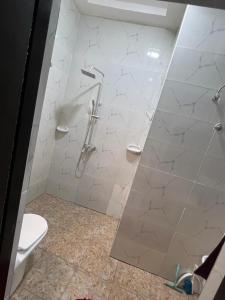 uma casa de banho com um chuveiro e um WC. em Fowaa Luxury Square em Santeo