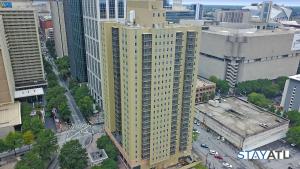 una vista aérea de un edificio alto en una ciudad en Hotel District Downtown Atl 1 Bedroom Condo, en Atlanta