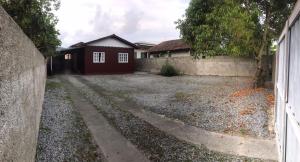 une allée vide devant une maison dans l'établissement Aluguel casa para temporada, à Itapema