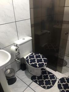La salle de bains est pourvue de toilettes, d'une douche et d'un lavabo. dans l'établissement Aluguel casa para temporada, à Itapema