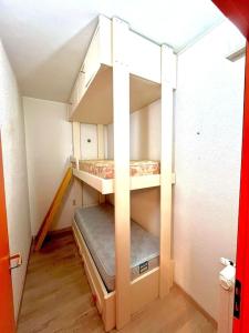 Cette petite chambre comprend 2 lits superposés. dans l'établissement NWT Roccaraso - Casa Vacanze, à Roccaraso