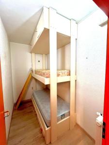 a small room with two bunk beds in it at NWT Roccaraso - Casa Vacanze in Roccaraso +1 photo