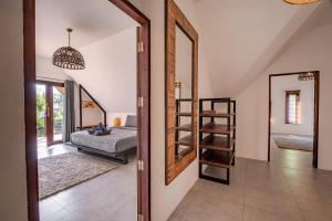 Rúm í herbergi á Coco Lilly Villas