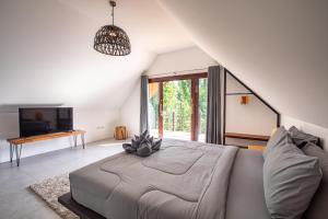 ein Wohnzimmer mit Couch und Fernseher in der Unterkunft Coco Lilly Villas in Wok Tum