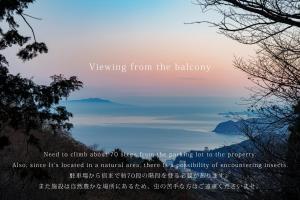 een uitzicht op een meer met de woorden in de gang bij AMAO VILLA 熱海 in Atami