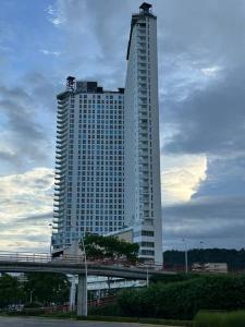 wysoki budynek z mostem przed nim w obiekcie Unlimited Ocean View - The Sands w Panamie