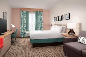 Habitación de hotel con cama y sofá en Hilton Garden Inn Solomons, en Dowell