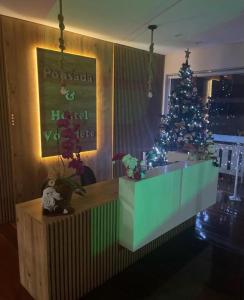 una sala de estar con un árbol de Navidad y una mesa en Pousada Vó Odete, en Lajeado