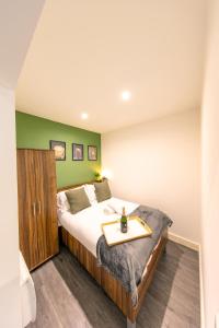 En eller flere senge i et værelse på Peaceful one bed flat in Stockport centre