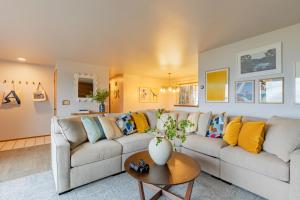 uma sala de estar com um sofá e uma mesa em Whidbey Bliss by AvantStay 2min to Beach View em Greenbank