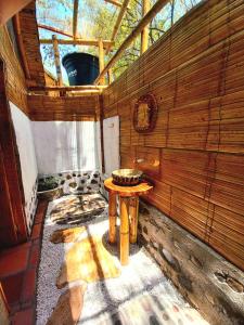Cette petite chambre en bois comprend une table en bois. dans l'établissement Avani del desierto, à Villavieja