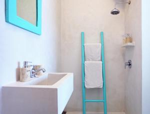 Koupelna v ubytování Bale Bingin Beachfront Stay
