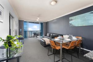 uma sala de estar com uma mesa e um sofá em Enjoy Ocean Views at Chevron Renaissance - Two Bedroom Apartment - Wow Stay em Gold Coast