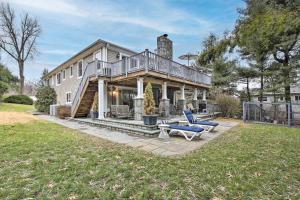 una casa con terraza y 2 sillas en el patio en Briarcliff Manor Estate with Hudson River Views, en Briarcliff Manor