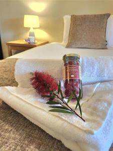 un frasco de mermelada sentado en una toalla en una cama en Sovereign Hill Hotel, en Ballarat