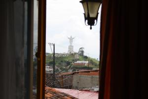 Blick auf eine Statue aus dem Fenster in der Unterkunft Hotel Balcón Plaza in Belalcázar