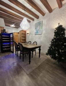 une salle à manger avec une table et un sapin de Noël dans l'établissement Villa Montreux, à Montreux