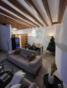 Villa Montreux في مونترو: غرفة معيشة مع أريكة وطاولة