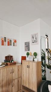 Pokój z 2 drewnianymi szafkami i lustrem w obiekcie City Nest w mieście Iloilo