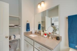 Φωτογραφία από το άλμπουμ του South Houston Townhome with Patio and Gas Grill! στο Χιούστον +28 φωτογραφίες