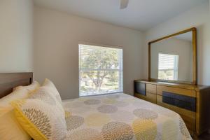 Ένα ή περισσότερα κρεβάτια σε δωμάτιο στο South Houston Townhome with Patio and Gas Grill!