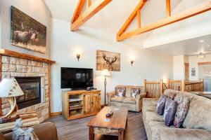 a living room with a couch and a fireplace at Estes Park Escape - Permit #6071 in Estes Park