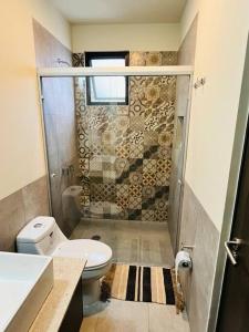 een kleine badkamer met toilet en douche bij Departamento Quinta in San Miguel de Allende