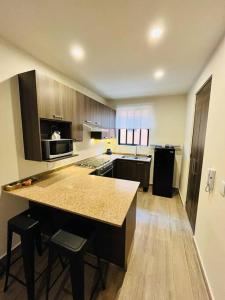 een grote keuken met een aanrecht en een aanrecht bij Departamento Quinta in San Miguel de Allende