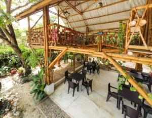 einen Blick über ein Restaurant mit Tischen und Stühlen in der Unterkunft Avani del desierto in Villavieja