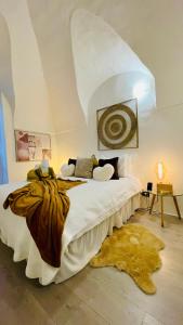 - une chambre mansardée avec un grand lit dans l'établissement Le Bijou di Dolceacqua, per un momento memorabile., à Dolceacqua