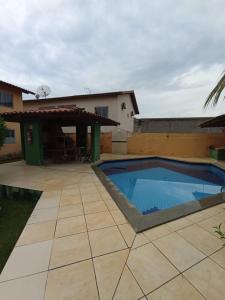 - une piscine dans l'arrière-cour d'une maison dans l'établissement Apartamento 1 quarto 400m da praia de Taperapuan, à Porto Seguro