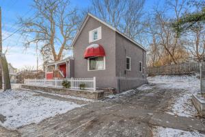 una pequeña casa gris con toldo rojo en 3BR free parking free Wi-Fi near dntown St Paul, en Saint Paul