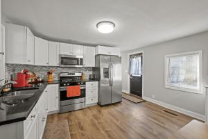 Kuchyň nebo kuchyňský kout v ubytování 3BR free parking free Wi-Fi near dntown St Paul