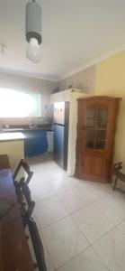 La cuisine est équipée d'un évier et d'un réfrigérateur. dans l'établissement Apartamento 1 quarto 400m da praia de Taperapuan, à Porto Seguro
