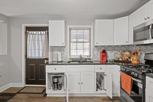 Kuchyň nebo kuchyňský kout v ubytování 3BR free parking free Wi-Fi near dntown St Paul