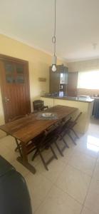 - une cuisine avec une table en bois dans une chambre dans l'établissement Apartamento 1 quarto 400m da praia de Taperapuan, à Porto Seguro