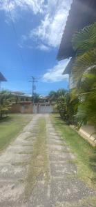 un chemin de terre devant une maison dans l'établissement Apartamento 1 quarto 400m da praia de Taperapuan, à Porto Seguro