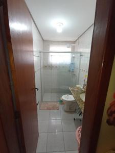 La salle de bains est pourvue d'une douche, de toilettes et d'un lavabo. dans l'établissement Apartamento 1 quarto 400m da praia de Taperapuan, à Porto Seguro