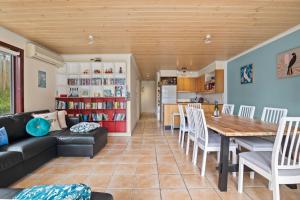 uma sala de estar com uma mesa e uma sala de jantar em Am Meer at Cora Lynn em Lorne