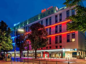 un edificio con luces rojas en el lateral. en ibis Berlin Kurfuerstendamm en Berlín