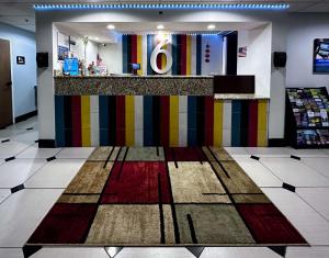 un vestíbulo con un suelo colorido en una tienda en Motel 6-Pine Bluff, AR, en Pine Bluff