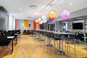 una sala da pranzo con tavoli, sedie e palloncini di Aiden by Best Western Stockholm Kista a Stoccolma