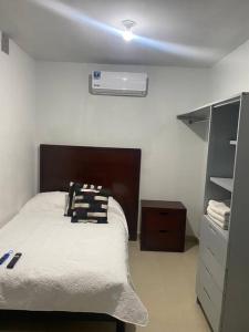 1 dormitorio con cama y techo en Alojamiento completo de descanso en Monterrey