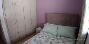 マセイオにあるMar e Descansoの小さなベッドルーム(ベッド1台、白いキャビネット付)