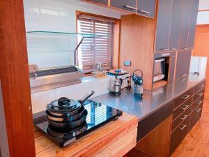 uma cozinha com um balcão com alguns pratos em &SUN Penthouse - Vacation STAY 67587v em Yokosuka