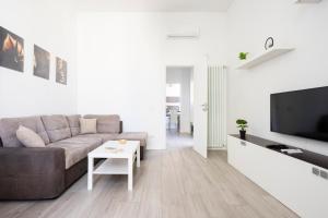 TV a/nebo společenská místnost v ubytování "Le Cure Home" Appartamento con 2 Camere Matrimoniali, Terrazzo