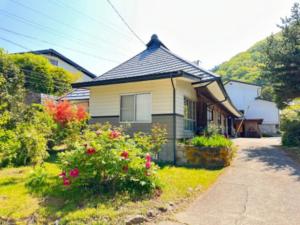 a house with flowers in the front yard at Potato mura house tatara - Vacation STAY 90000v in Nagano